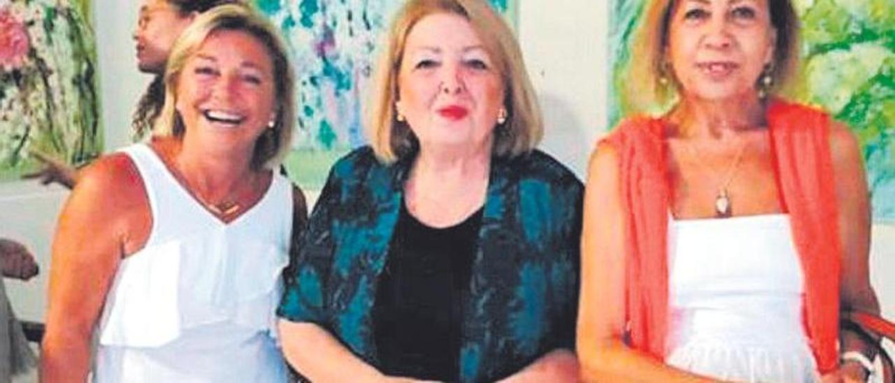 La pintora Joana Sureda, flanqueada por Dolça Mulet y Maria Antònia Munar en su inauguración en Campos en agosto.