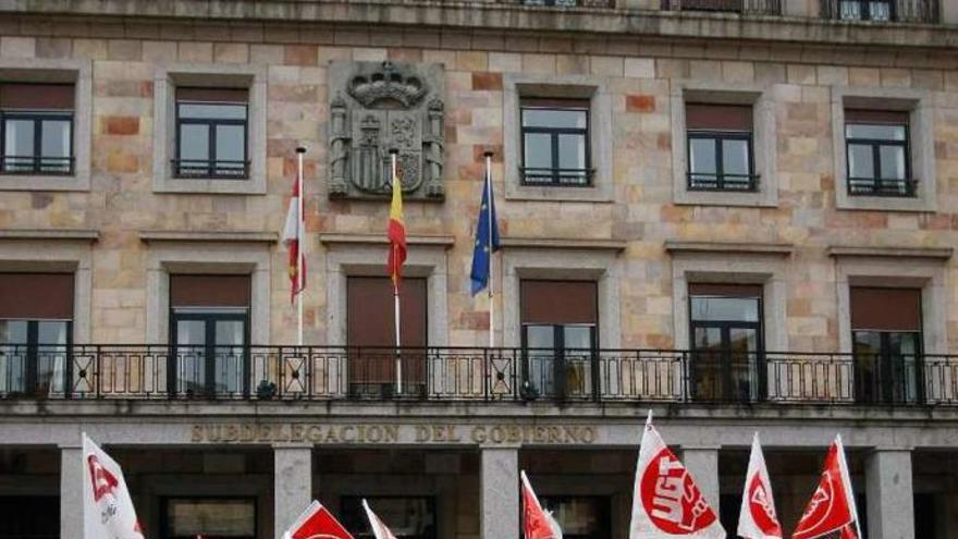 Dos momentos de la concentración de ayer frente a la Subdelegación del Gobierno de Zamora.