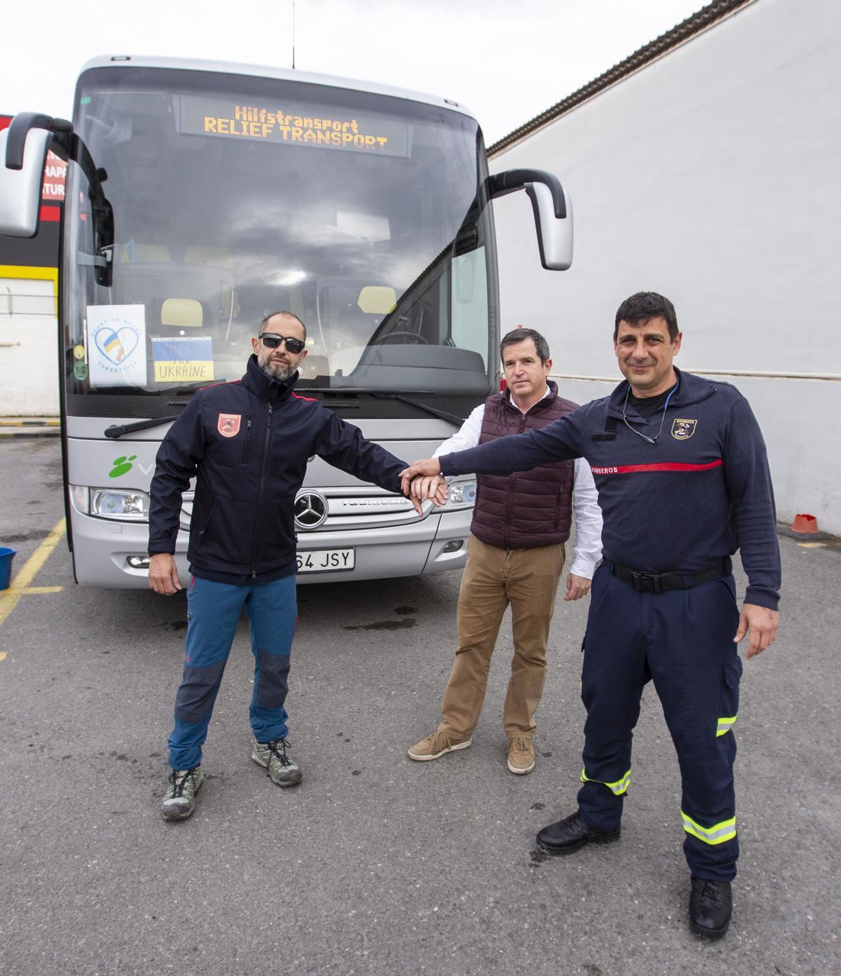 Fletan un autobús con ayuda humanitaria para Ucrania que traerá refugiados de vuelta