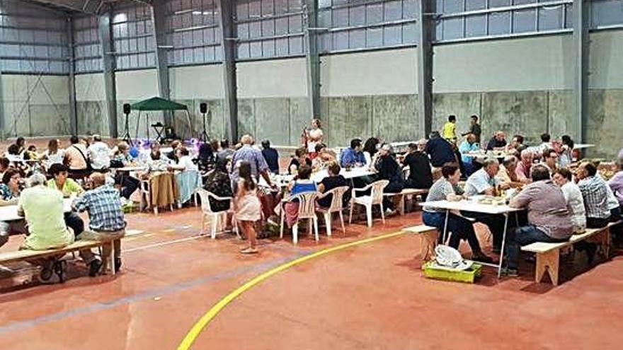 Churrascada popular, con asistencia de miembros de la Corporación local, en julio de 2018.