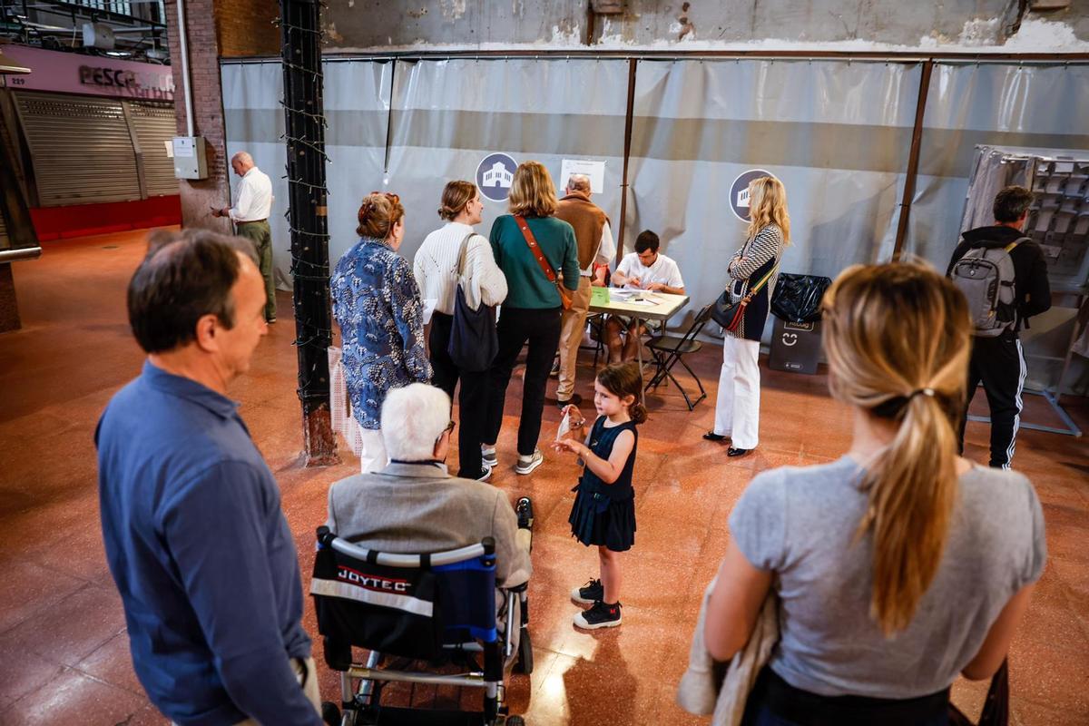 Jornada electoral en el mercado de Galvany de Barcelona