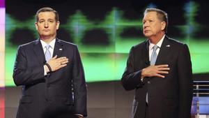 Fotografia de archivo tomada el 10 de marzo de 2016 que muestra a los aspirantes a la candidatura republicana Ted Cruz  y John Kasich durante un debate en la Universidad de Miami.