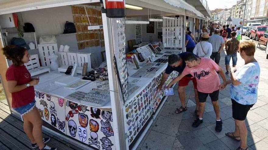 Algunas de las casetas abiertas ayer de la feria multisectorial en Baltar. // Gustavo Santos