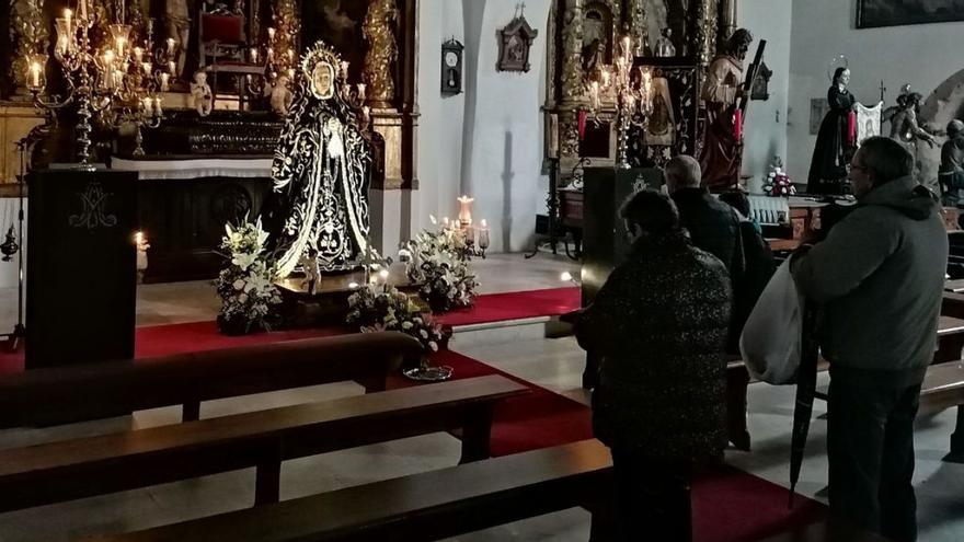 Toresanos contemplan en la iglesia la imagen de la Virgen de la Soledad | M. J. C.