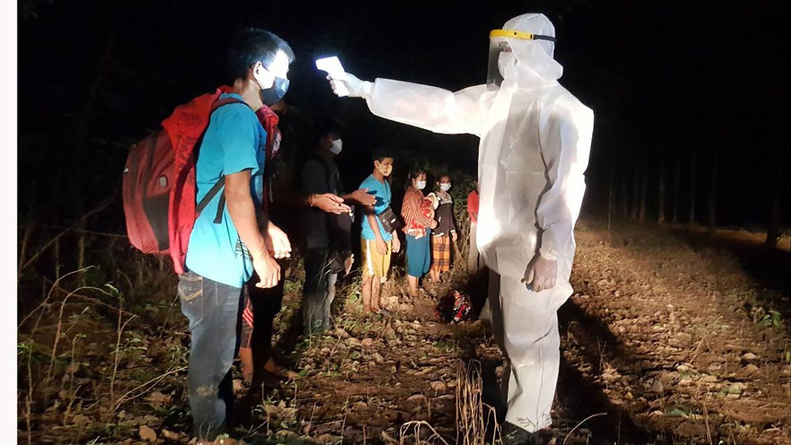 Toma de temperatura a ciudadanos de Laos en la frontera con Camboya.