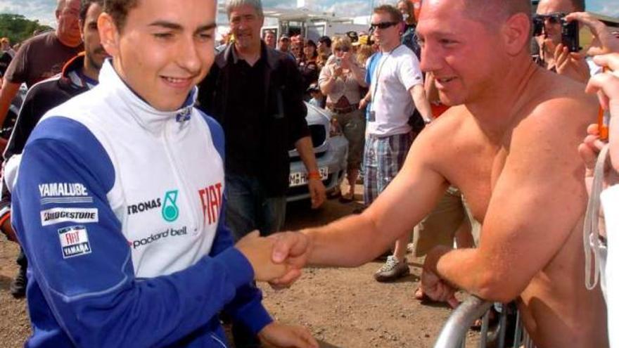 Lorenzo saluda a un aficionado en el Donington.