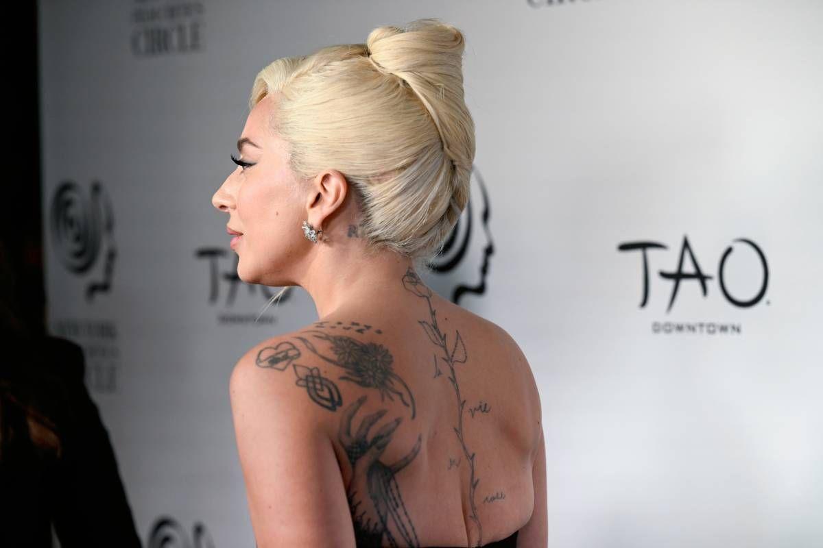 Detalle de los tatuajes de la espalda de Lady Gaga