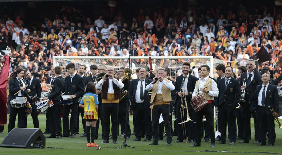 El Grup de Dolçaines de la Vall de Segó emocinó en Mestalla al inicio del Valencia CF- Real Madrid