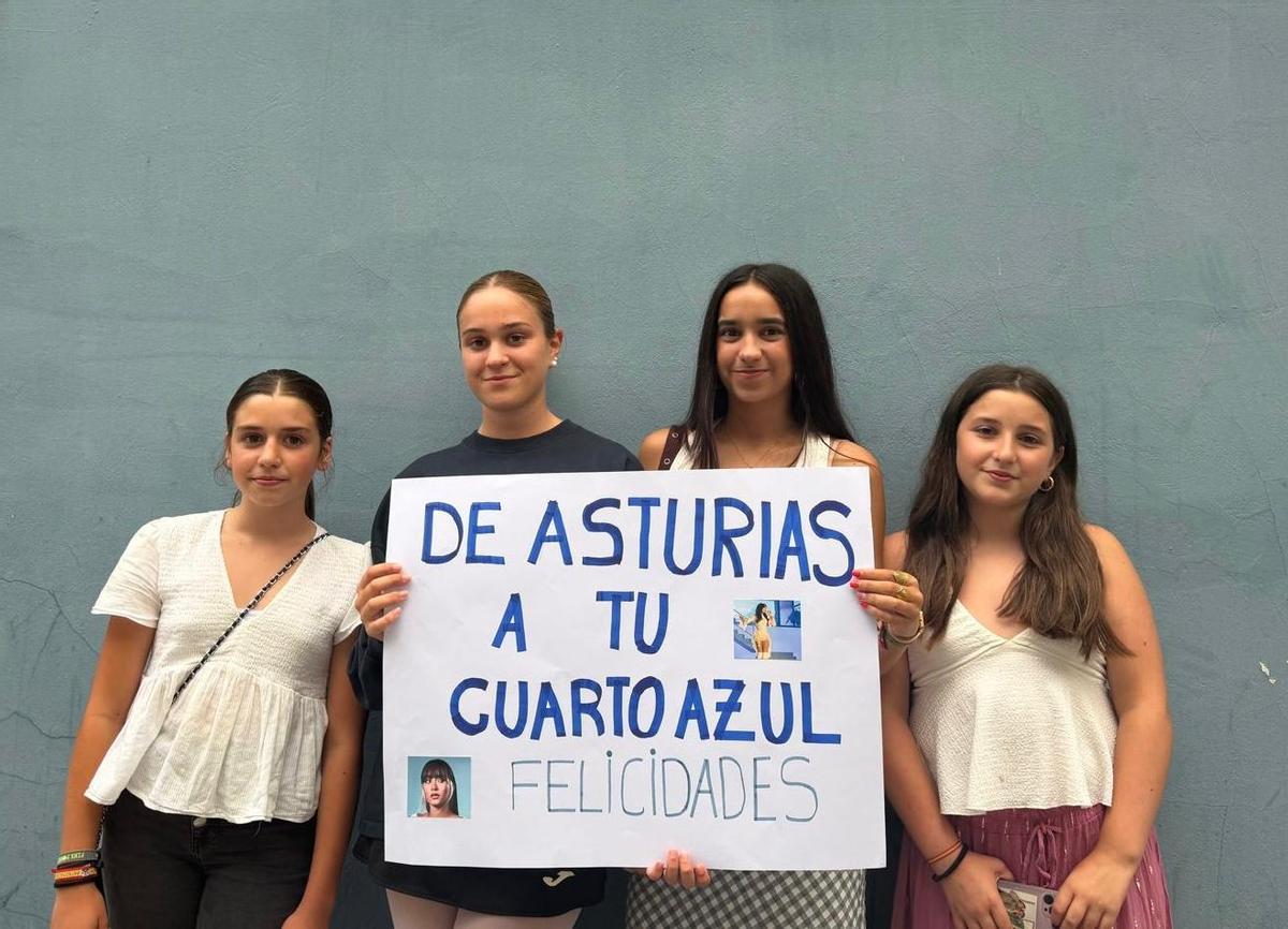 Por la izquierda, las avilesinas Celia Rodriguez, Carla Noriega, Covadonga López y Martina López posan con la pancarta que llevarán al concierto.