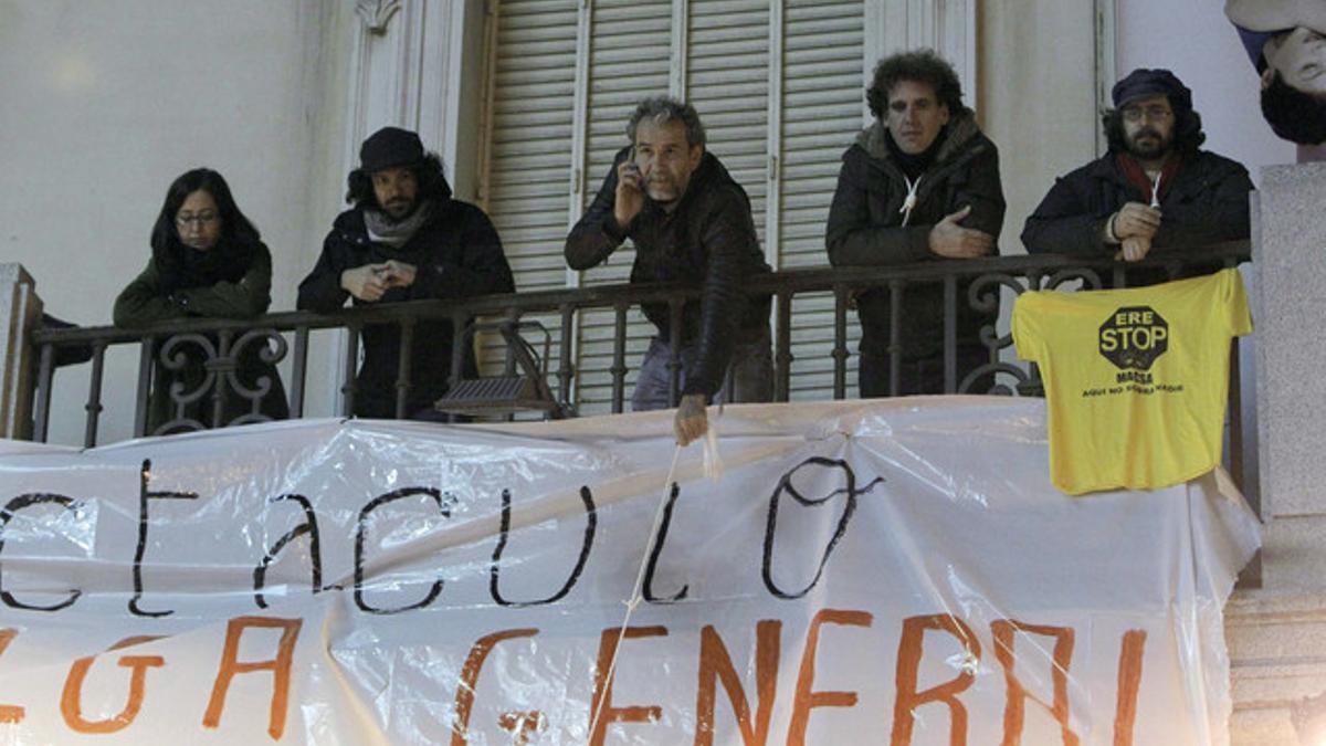 Willy Toledo, en el centro, han ocupado desde el martes por la noche el Teatro Español para sumarse a la huelga general.