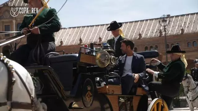 La Copa del Rey llega al Palacio de San Telmo en coche de caballos