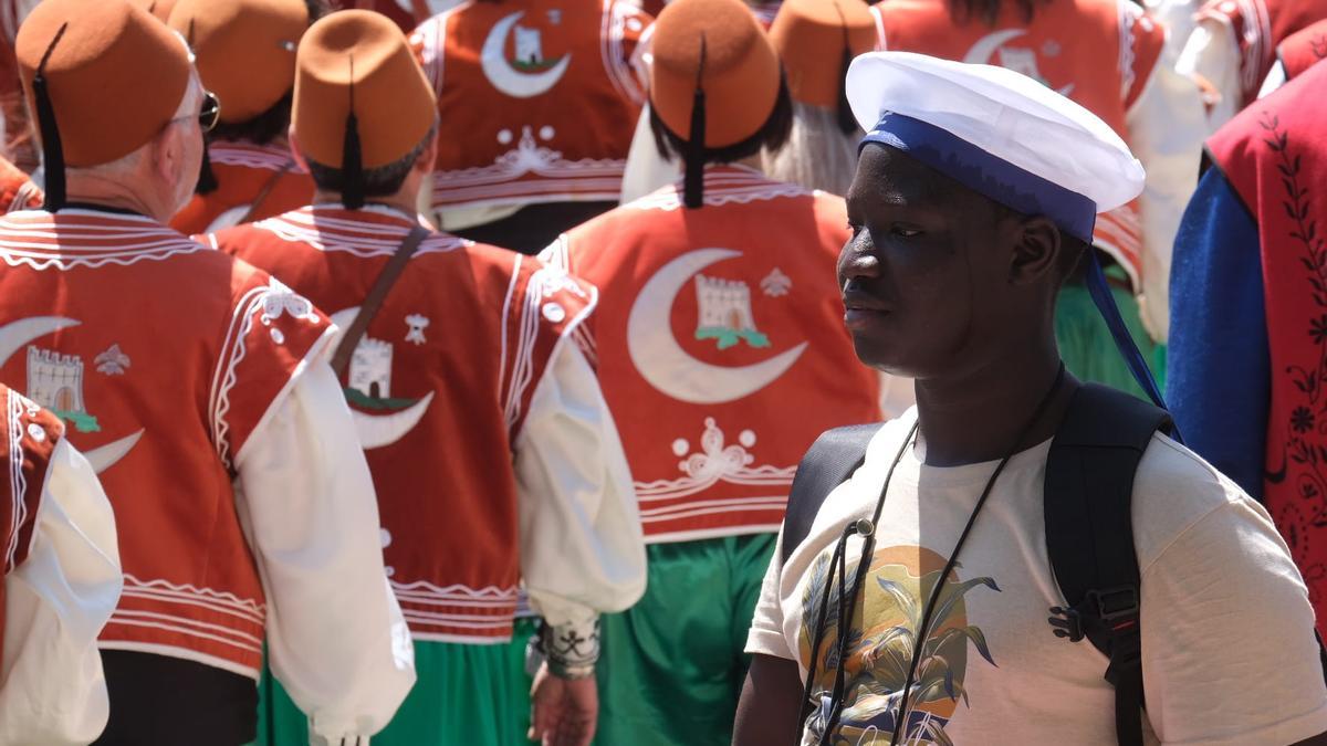 Un vendedor ambulante con su gorrito de marinero durante un desfile.