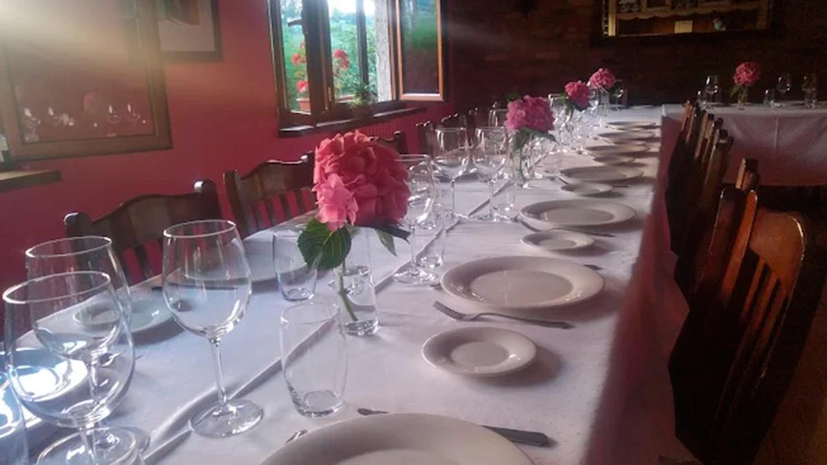 El restaurante asturiano que se convierte en lugar de peregrinación para los amantes del del cabrito guisado: "Excelente, desde el principio te sientes muy a gusto. Está en un paraiso"
