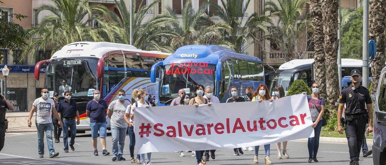 Protesta del sector para exigir ayudas por las calles de Alicante