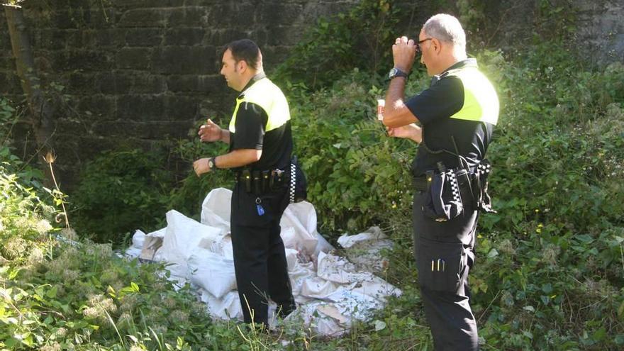 Dos policías locales, en un vertedero ilegal en Aller.