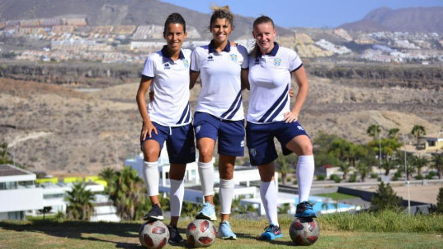 Silvia Doblado, Natalia Ramos y Allegra Poljak, en el campo.