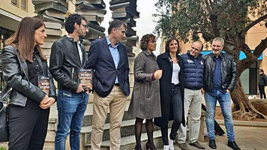 Santamaría, amb López Alegre i altres membres del PP.