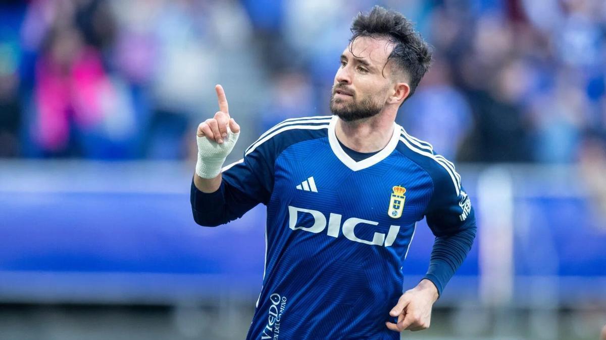 Sebas Moyano, celebra un gol con el Oviedo.