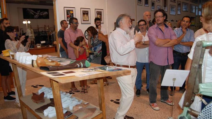 Joan Lacomba explica la conjunción de arte e industria del museo durante la inauguración.