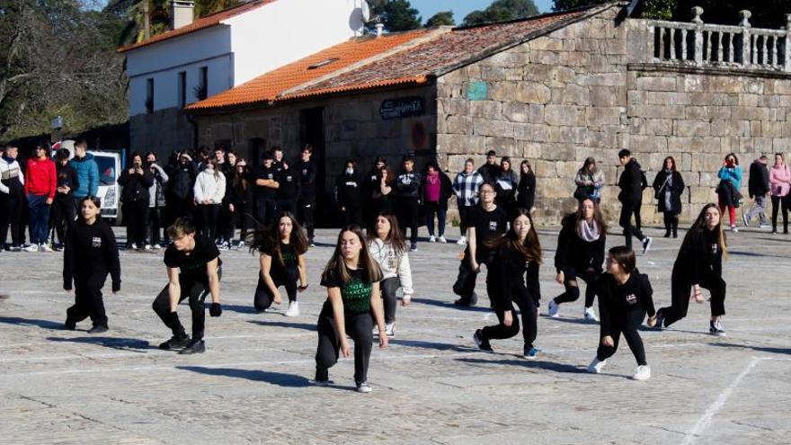 Una de las coreografías de los estudiantes de Cambados.  | // IÑAKI ABELLA