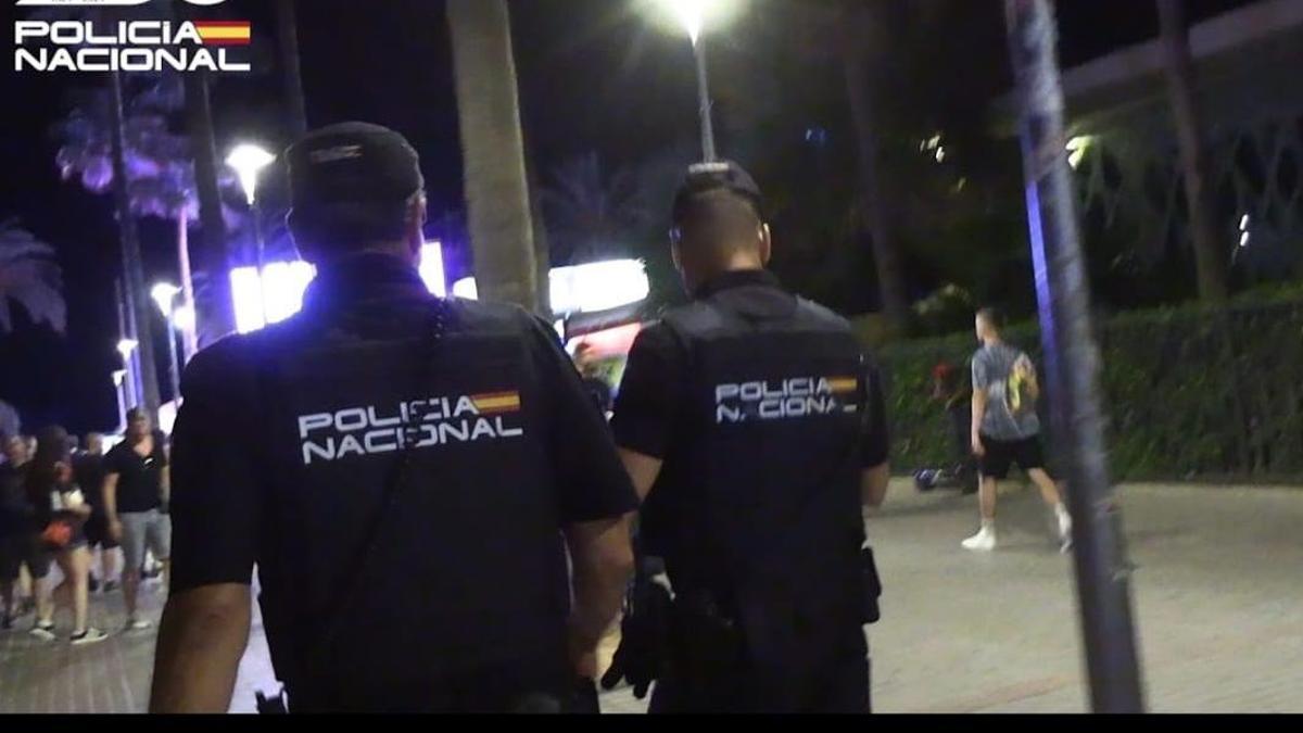 SUCESOS EN MALLORCA / Detenidos dos vendedores ambulantes por robar una cadena de oro a un turista en la Playa de Palma