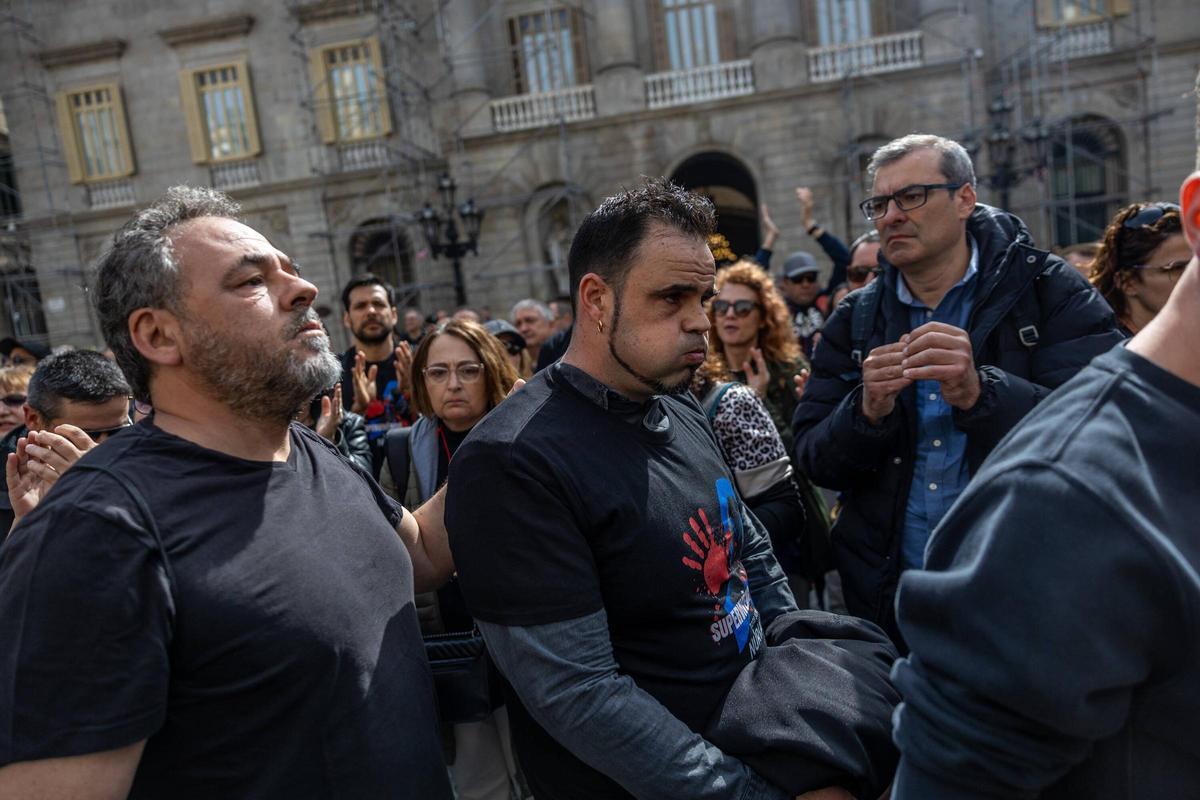 Los funcionarios de prisiones se manifiestan en la plaza de Sant Jaume