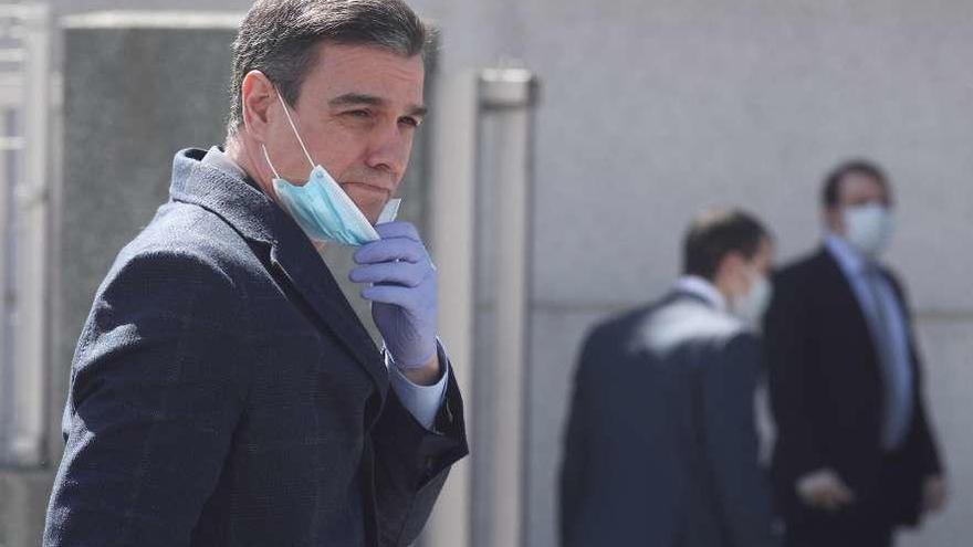 El presidente del Gobierno, Pedro Sánchez, se retira la mascarilla durante la visita que hizo ayer a las instalaciones interiores de la empresa Hersill, donde han comenzado a fabricarse respiradores.