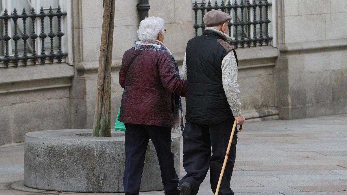 Una pareja jubilada de paseo, en una imagen de archivo.