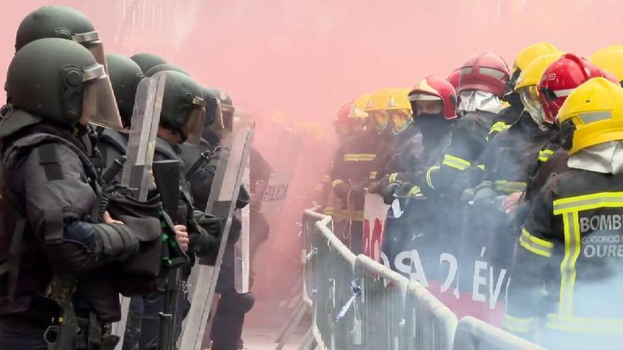 Bomberos y policías forcejean con pintura y llamas