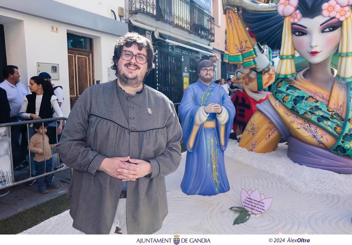 Adrián Vila, concejal de Fallas, con su ninot.