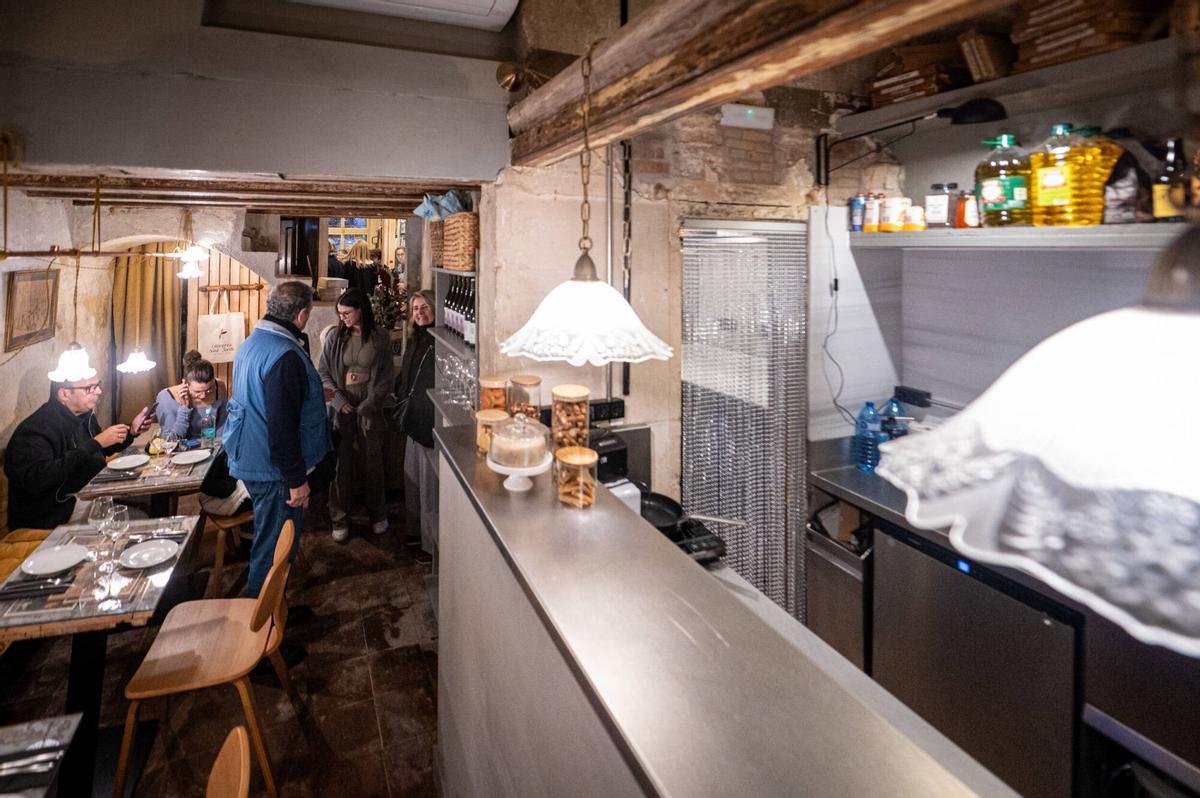 Barcelona 10/12/2025 Barcelona. La antigua propietaria de la librería, Cristina Riera, y su sucesor al frente del negocio, Rafa Serra. Reapertura librería Sant Jordi. AUTOR: MANU MITRU