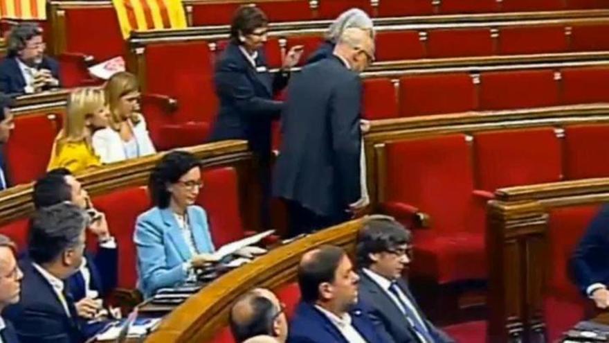 Una diputada de SíQueEsPot retira las banderas de España del Parlament