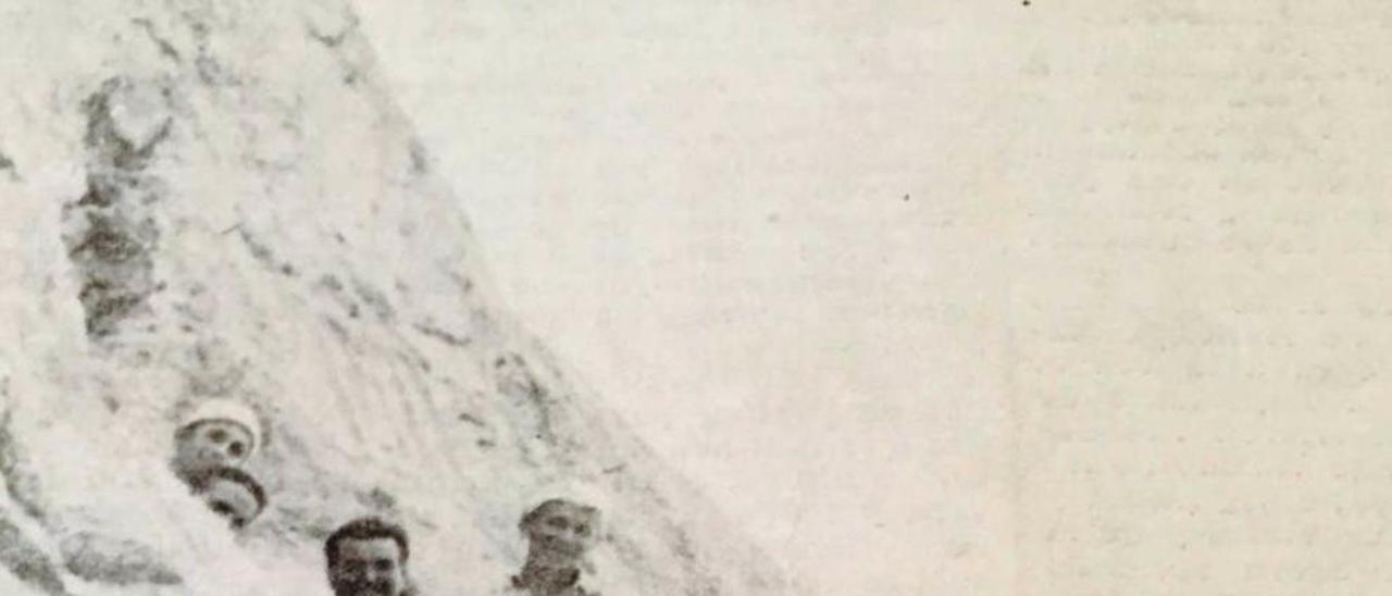 En la imagen superior, Carlos Castañón durante el ascenso al Urriellu. Debajo, el &quot;montañerín&quot; con su padre, antes de empezar la expedición.