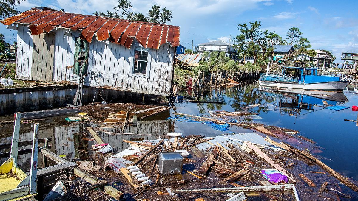 Destrozos ocasionados por el huracán 'Idalia' en Horseshoe Beach, Florida.