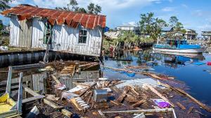 Destrozos ocasionados por el huracán ’Idalia’ en Horseshoe Beach, Florida. 