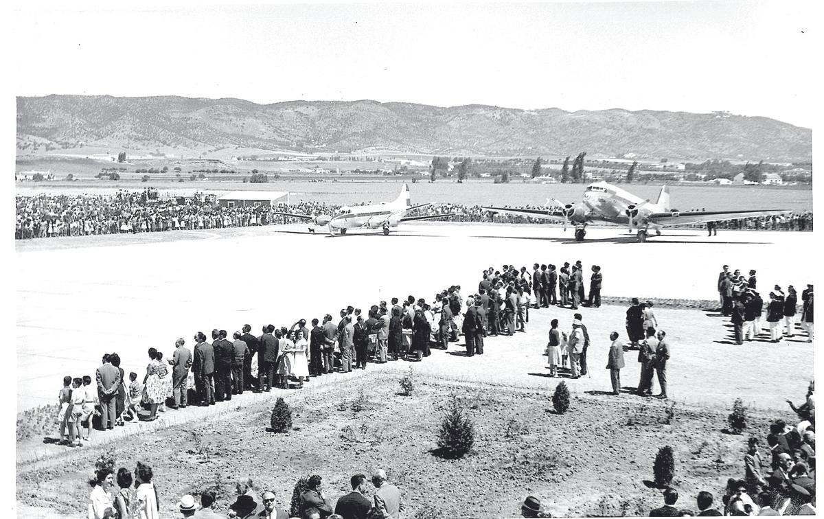8 Muchos cordobeses se agolpan junto a las pistas el día de la inauguración del aeropuerto, que tuvo lugar el 25 de mayo de 1958.