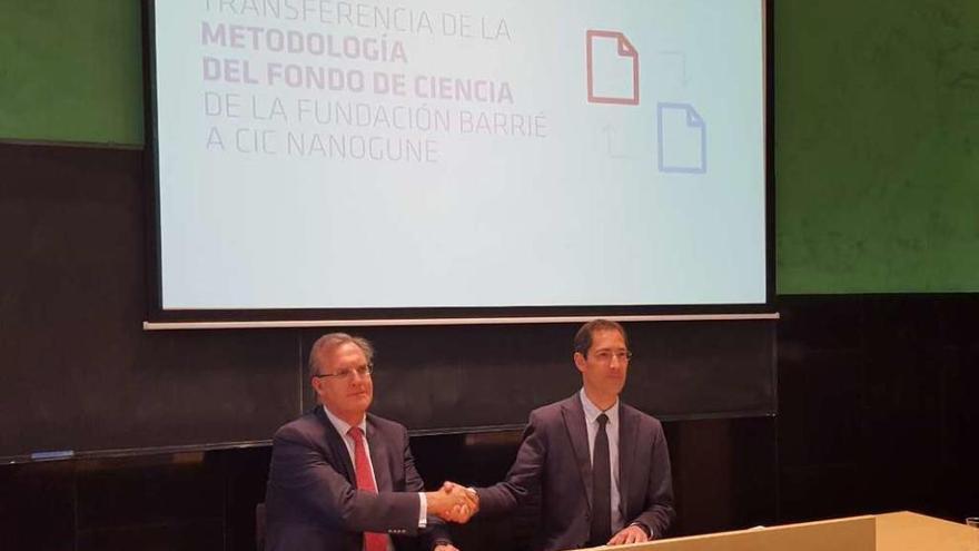 José María Arias y José María Pitarke, ayer, se estrechan la mano tras firmar el acuerdo.
