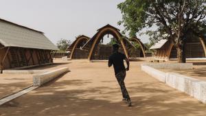 La escuela de Thionck-Essyl, con sus elegantes y estilizadas ’voltes catalanes’ a la senegalesa.