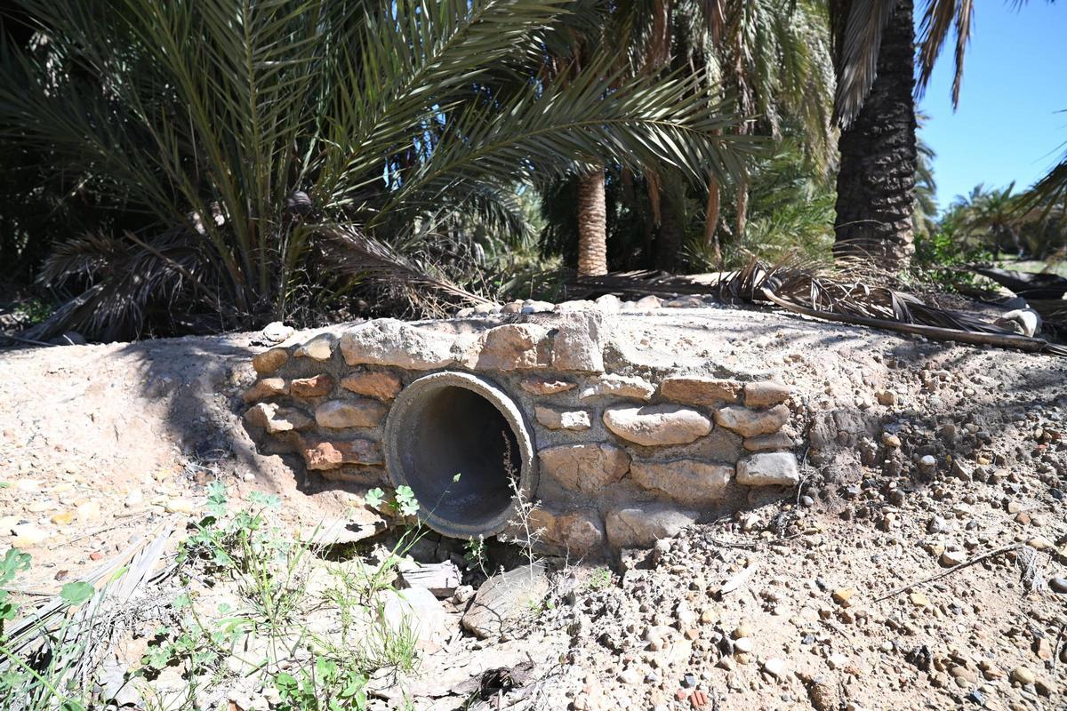 Una de las acequias entubadas de la UMH en Elche