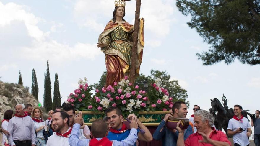 Las peñas llevan a Santa Elena hasta la iglesia de El Salvador