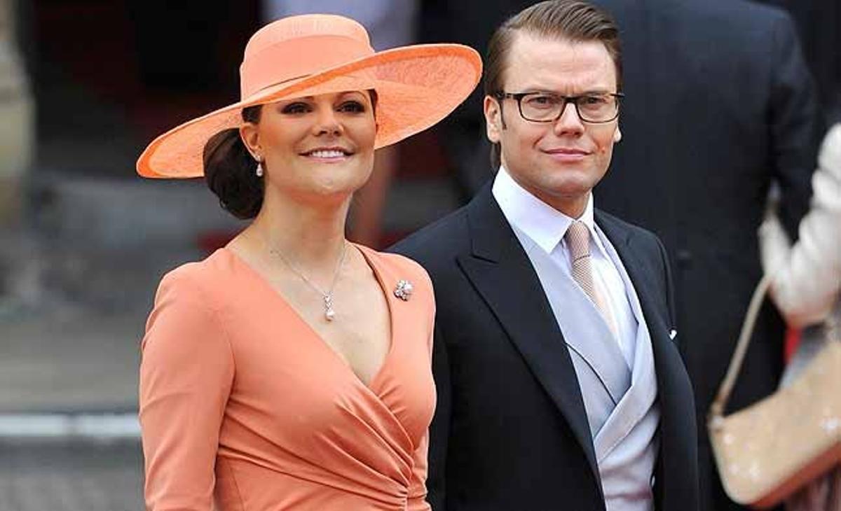 La princesa Victòria de Suècia i el seu marit, el príncep Daniel, duc de Vastergotland, arriben a l’abadia de Westminster.