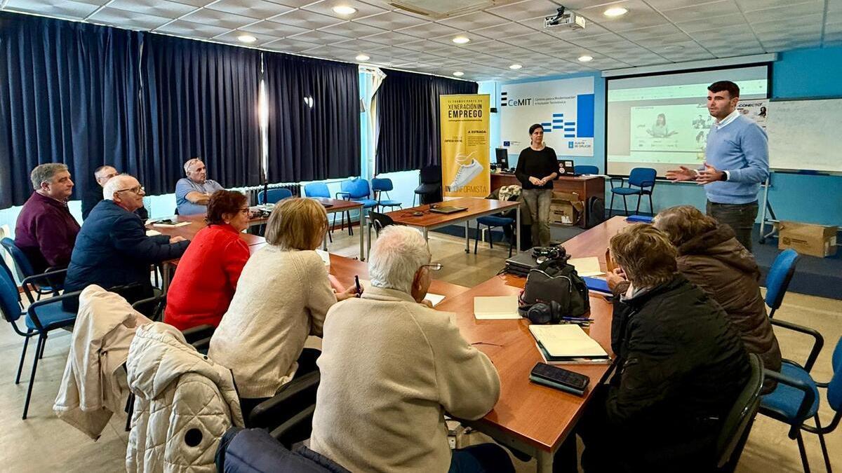 El alcalde Louzao, de pie a la derecha, en una anterior formación digital