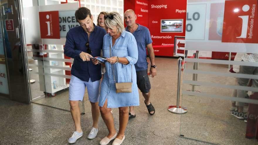 Un grupo de turistas, ayer, abandonando la oficina de turismo del Concello en A Laxe. // Alba Villar