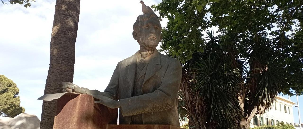 El busto, obra de Juan Vega, el pasado martes en los jardines del Instituto de Estudios Portuarios, en el Puerto.