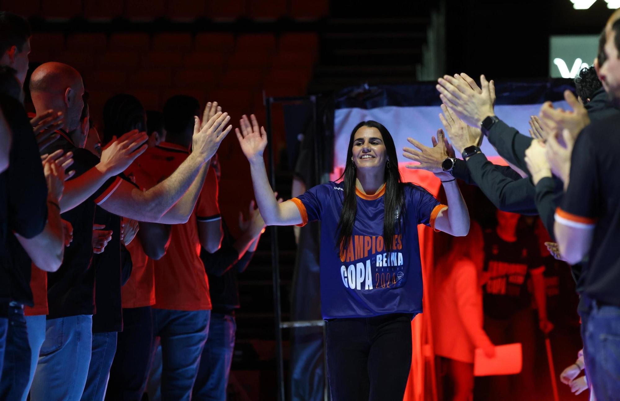 El Valencia Basket celebra a lo grande la Copa de la Reina con su afición