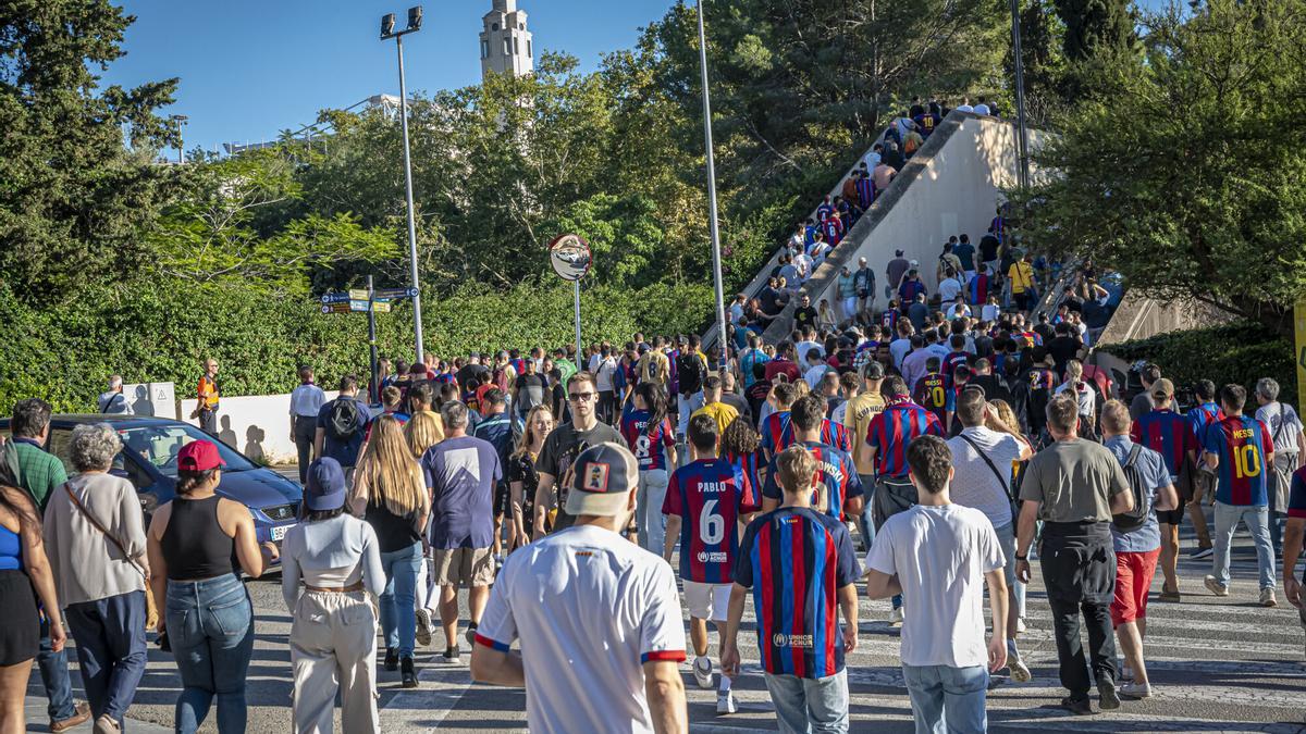 Cientos de aficionados del Barça suben al Estadi Lluís Companys por las escaleras mecánicas de Montjuïc