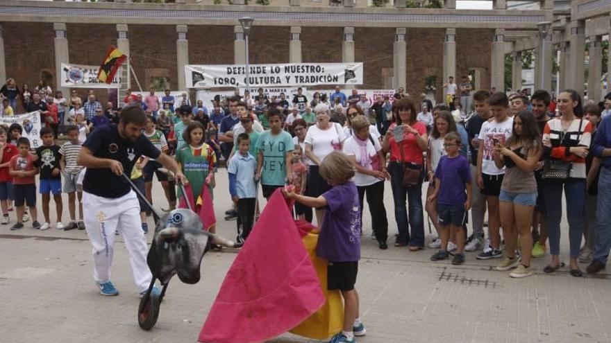 Cientos de castellonenses defienden la tradición de los &#039;bous&#039; en el Grao