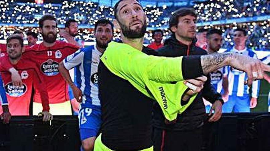 Dani Giménez celebra la victoria con sus compañeros y los aficionados.