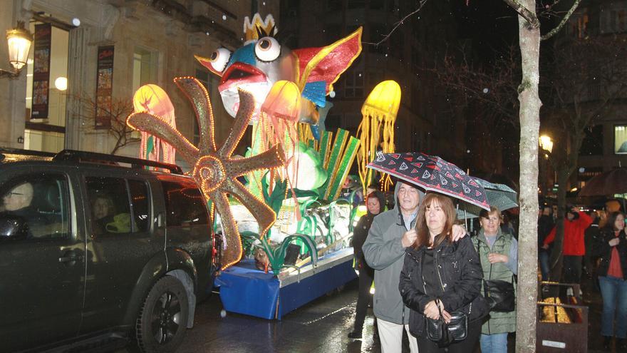 Sollozos, lamentos y muchos paraguas despidieron el carnaval de Ourense