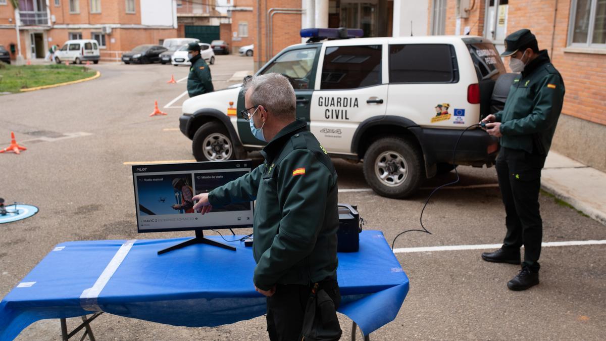 Agentes del equipo Pegaso de la Guardia Civil vuelan el dron donado por Caja Rural.